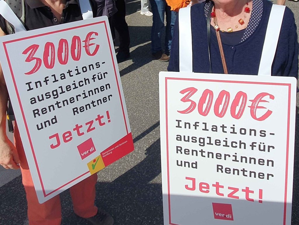 Zwei gleiche Plakate mit Aufschrift 3000€ Inflationsausgleich für Rentnerinnen und Rentner Jetzt, und Verdi-Logo