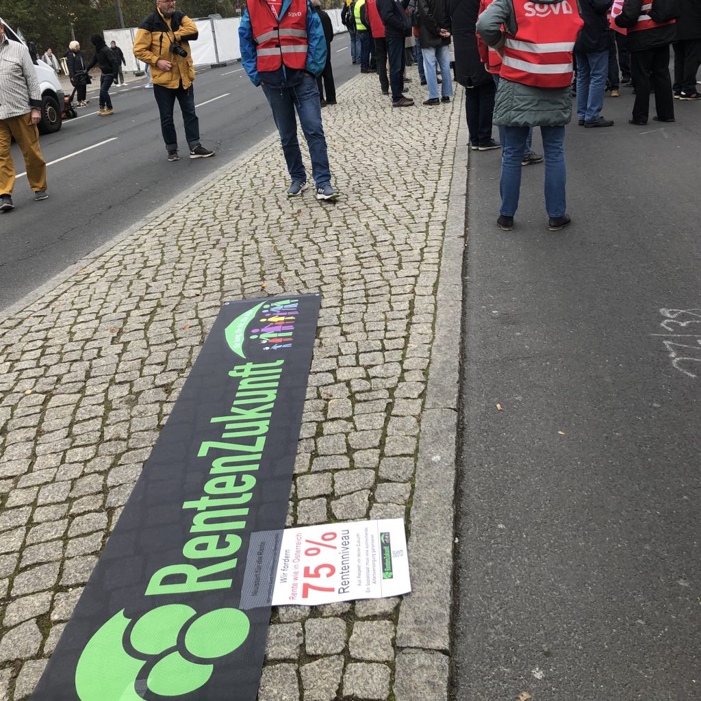 Auf dem Mittelstreifen liegt ein Transparent "RentenZukunft". Dazu ein Plakat "75% Rentenniveau"